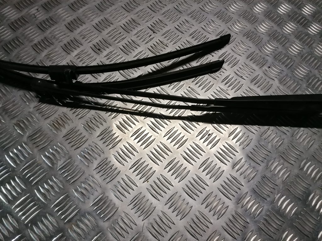 Vējstikla slotu turētāju komplekts priekš VW TOURAN 2005 1 Vējstikla slotu turētāju komplekts priekš VW TOURAN 2005