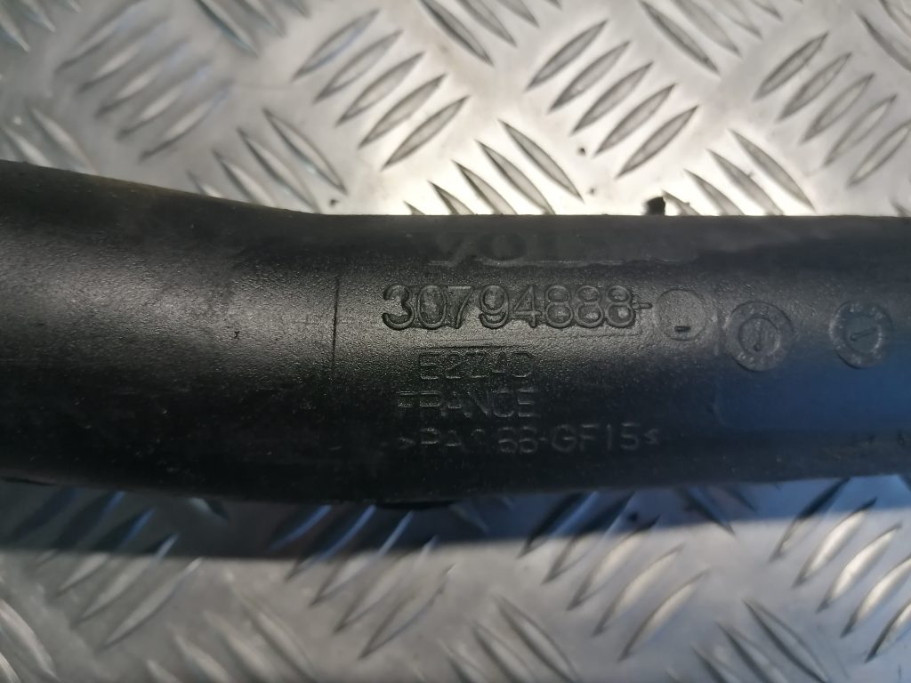 Interkulera caurule priekš VOLVO V70 2007 2 Interkulera caurule priekš VOLVO V70 2007