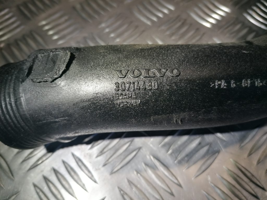 Interkulera caurule priekš VOLVO V70 2007 2 Interkulera caurule priekš VOLVO V70 2007