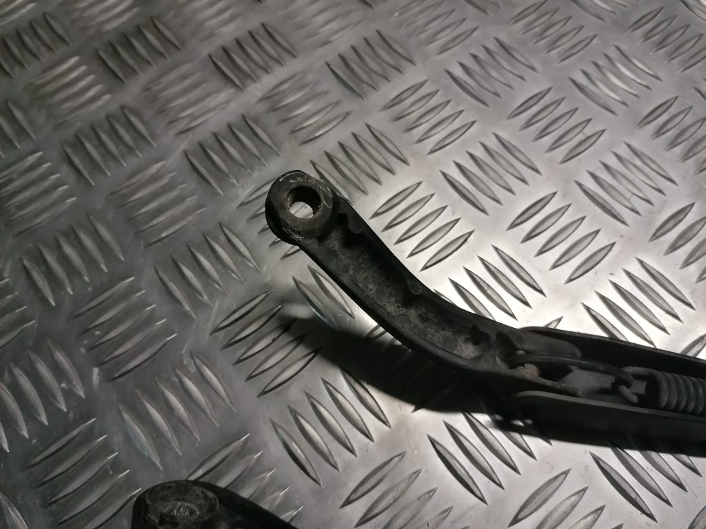 Vējstikla slotu turētāju komplekts priekš VOLVO V70 2007 2 Vējstikla slotu turētāju komplekts priekš VOLVO V70 2007