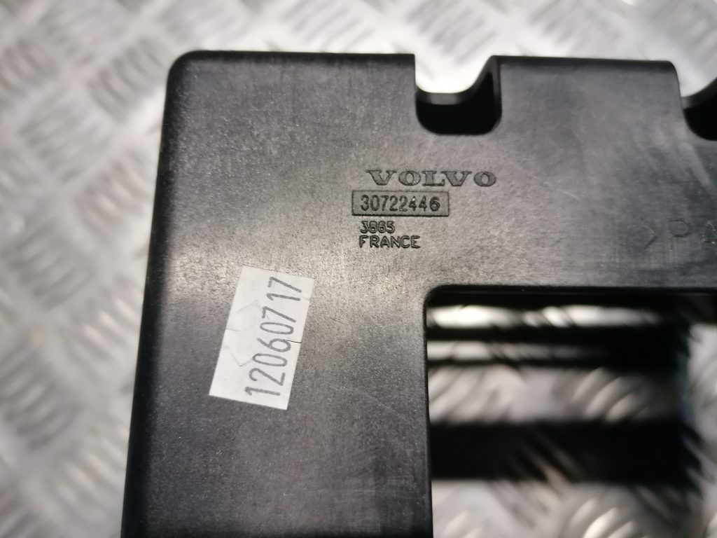 Automašīnas radio kronšteins priekš VOLVO V70 2007 2 Automašīnas radio kronšteins priekš VOLVO V70 2007