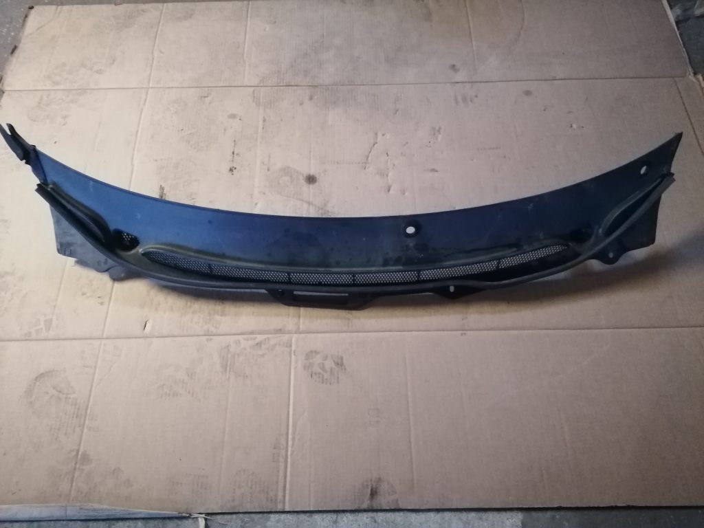 Vējstikla uzlikas (deflektora) režģis priekš VOLVO V70 2007 1 Vējstikla uzlikas (deflektora) režģis priekš VOLVO V70 2007