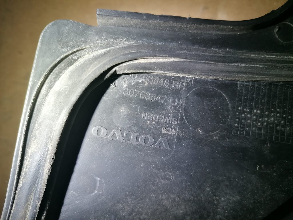 Vējstikla uzlikas (deflektora) režģis priekš VOLVO V70 2007 2 Vējstikla uzlikas (deflektora) režģis priekš VOLVO V70 2007