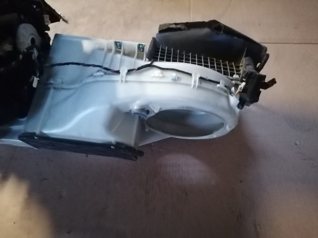 Salona sildītājs priekš VOLVO V70 2007 4 Salona sildītājs priekš VOLVO V70 2007