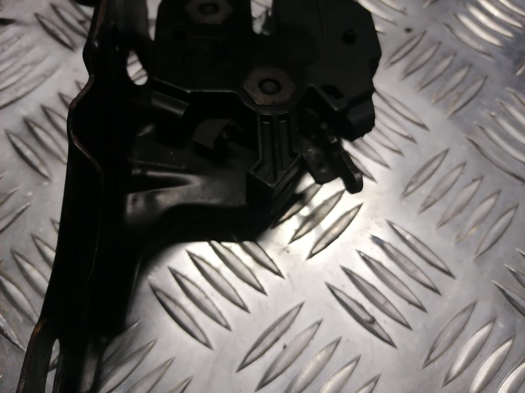 Pārsega slēdzene priekš VOLVO 850 1995 2 Pārsega slēdzene priekš VOLVO 850 1995