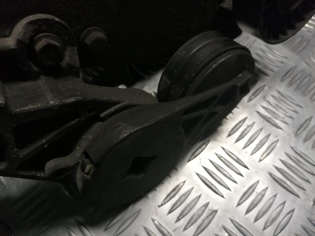 Dzinēja kronšteins priekš VOLVO 850 1995 3 Dzinēja kronšteins priekš VOLVO 850 1995