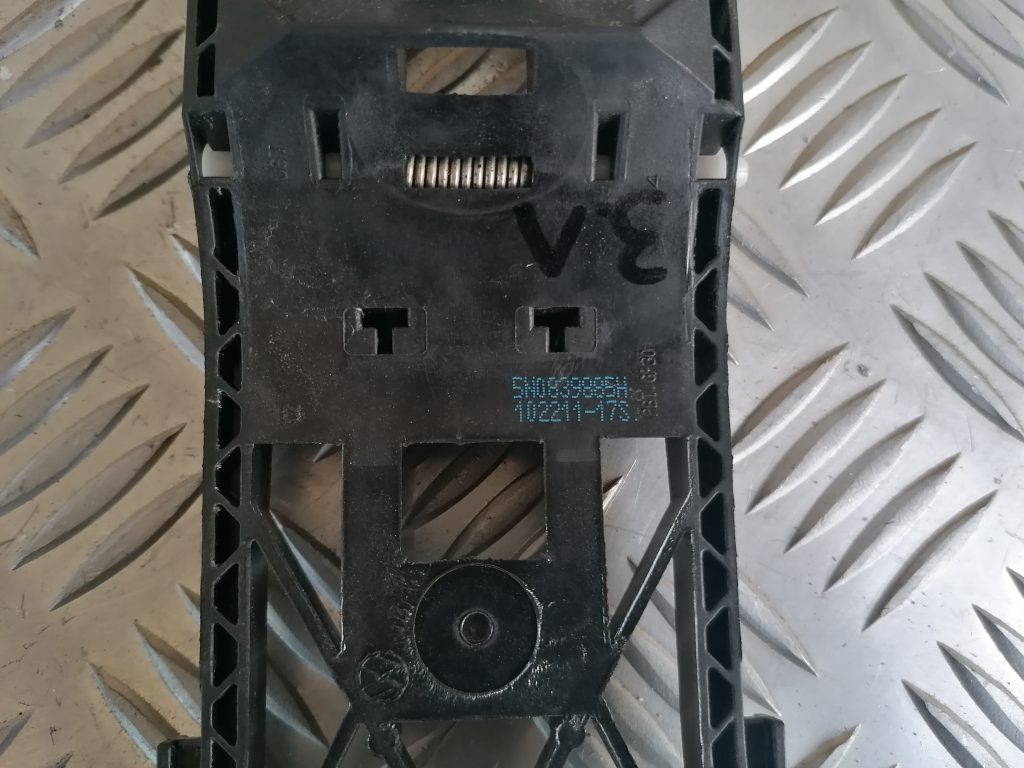 Durvju roktura iekšējais stiprinājums priekš VW POLO 2011 2 Durvju roktura iekšējais stiprinājums priekš VW POLO 2011