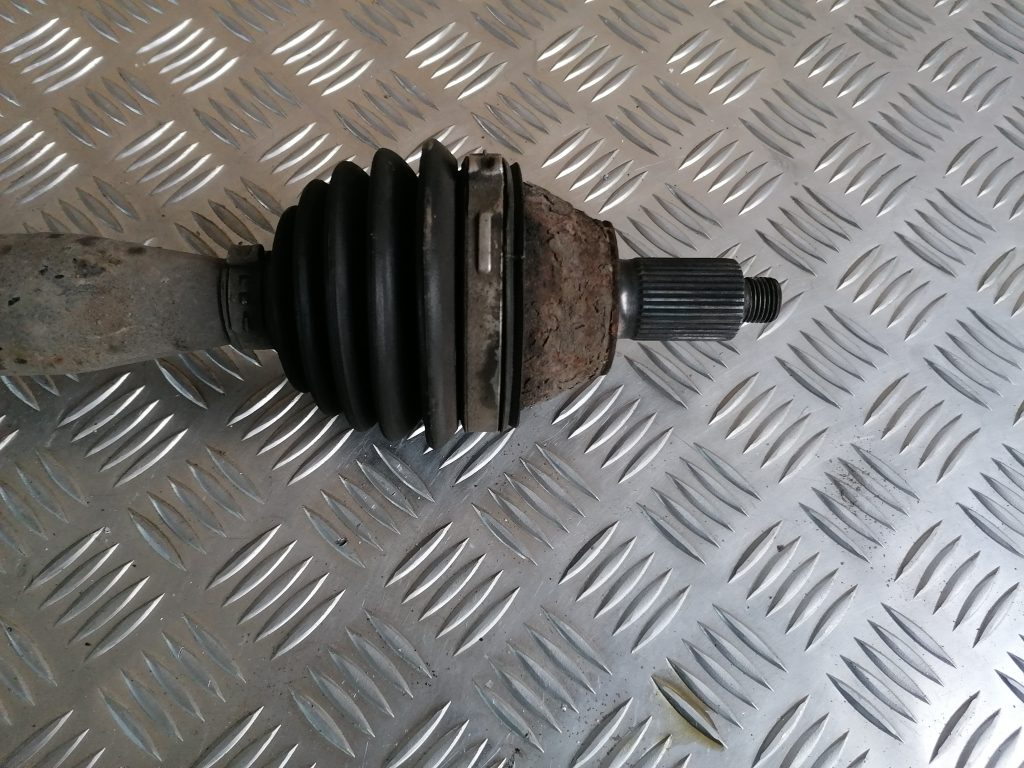 Pusass priekšēja labā priekš VW POLO 2011 2 Pusass priekšēja labā priekš VW POLO 2011