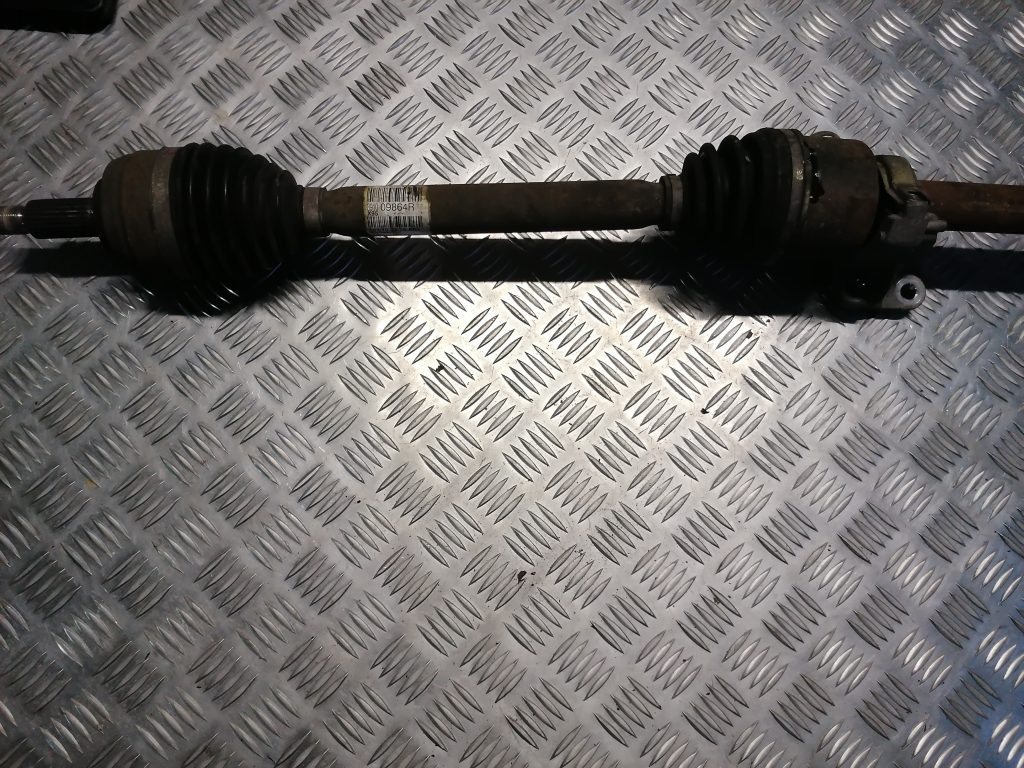 Pusass priekšēja labā priekš RENAULT MEGANE 2011 1 Pusass priekšēja labā priekš RENAULT MEGANE 2011