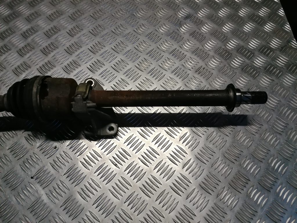 Pusass priekšēja labā priekš RENAULT MEGANE 2011 2 Pusass priekšēja labā priekš RENAULT MEGANE 2011