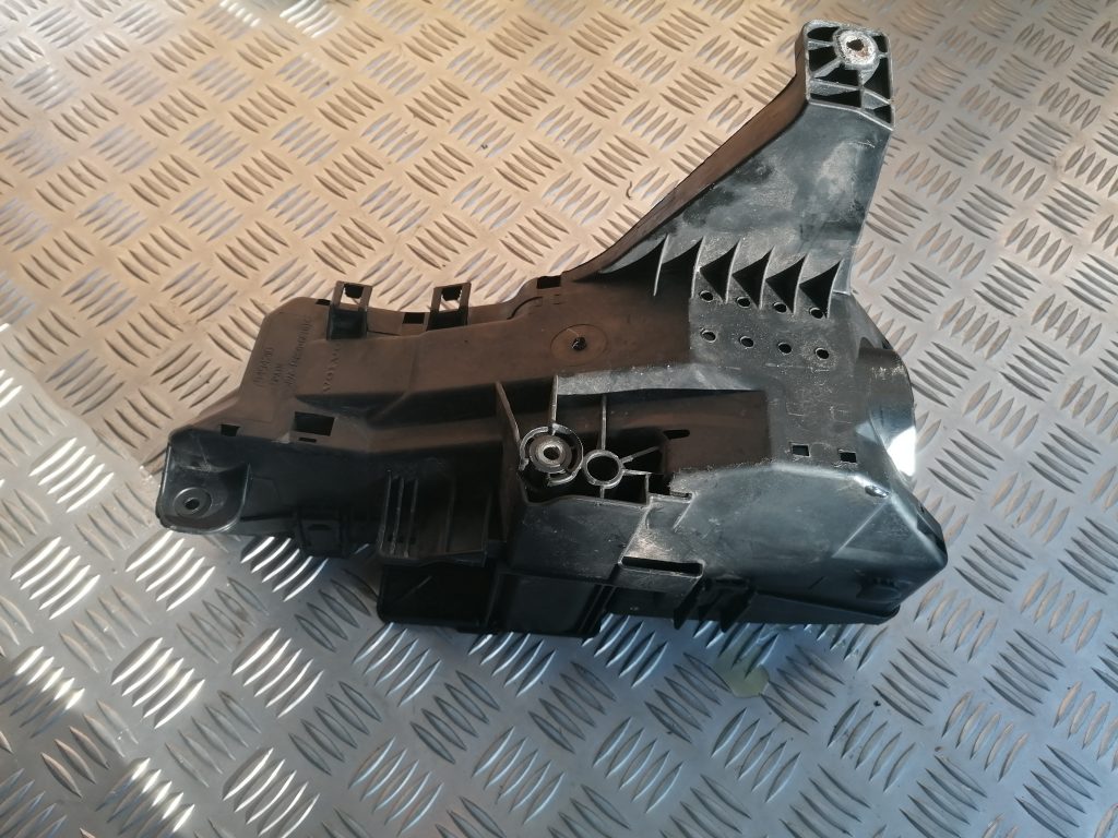 Drošinātāju kārbas korpuss priekš VOLVO V70 2004 2 Drošinātāju kārbas korpuss priekš VOLVO V70 2004