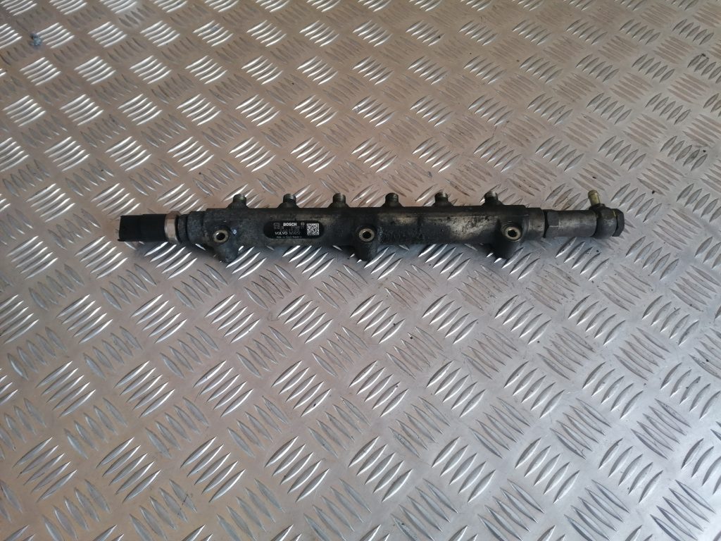 Degvielas sadales caurule priekš VOLVO V70 2004 1 Degvielas sadales caurule priekš VOLVO V70 2004