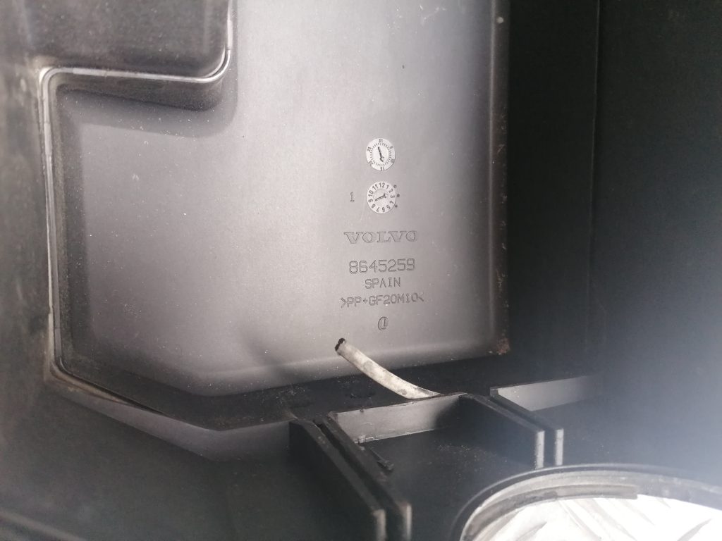 Drošinātāju kārbas korpusa vāks priekš VOLVO V70 2004 3 Drošinātāju kārbas korpusa vāks priekš VOLVO V70 2004