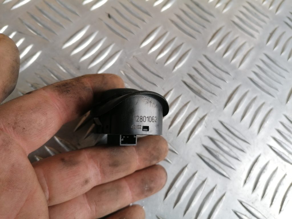 Spoguļa regulēšanas poga priekš SAAB 9-3 2002 3 Spoguļa regulēšanas poga priekš SAAB 9-3 2002