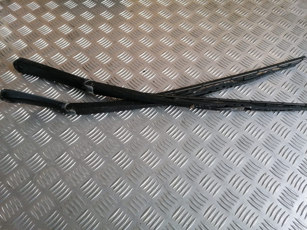 Vējstikla slotu turētāju komplekts priekš SAAB 9-3 2002 1 Vējstikla slotu turētāju komplekts priekš SAAB 9-3 2002