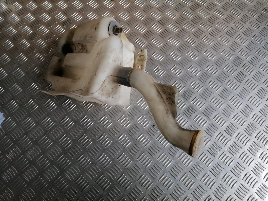 Mazgātāja šķidruma tvertne priekš SAAB 9-3 2002 1 Mazgātāja šķidruma tvertne priekš SAAB 9-3 2002