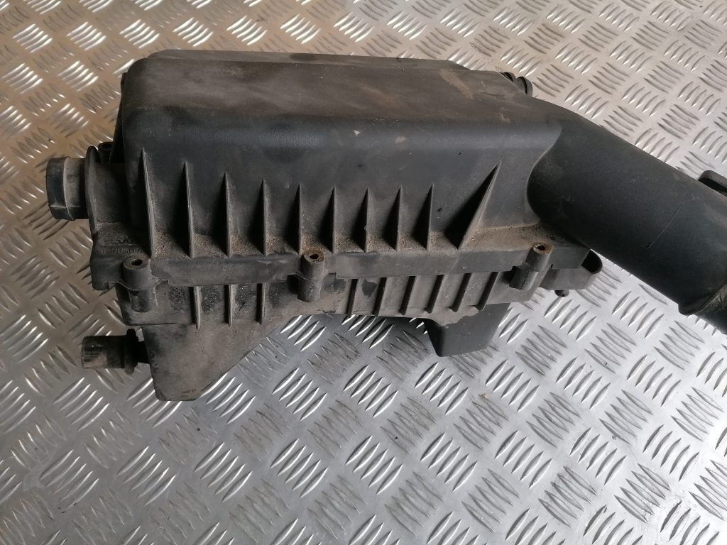 Gaisa filtra korpuss priekš SAAB 9-3 2002 2 Gaisa filtra korpuss priekš SAAB 9-3 2002