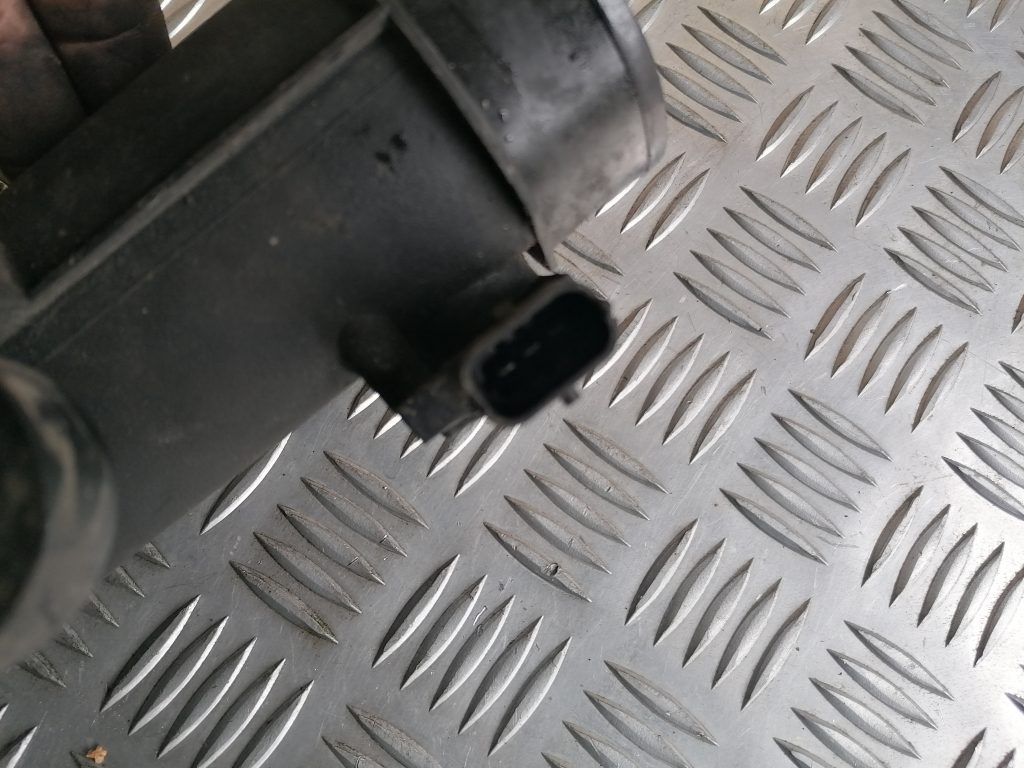 Gaisa filtra korpuss priekš SAAB 9-3 2002 4 Gaisa filtra korpuss priekš SAAB 9-3 2002