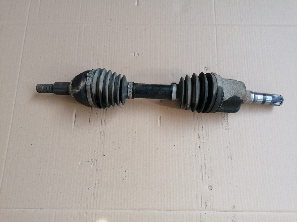 Pusass priekšējā kreisā priekš SAAB 9-3 2002 1 Pusass priekšējā kreisā priekš SAAB 9-3 2002