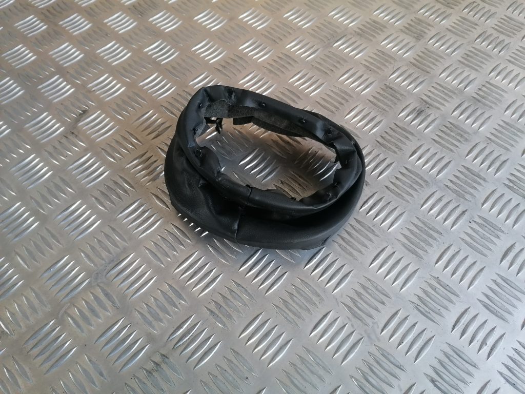 Stūres statnes putekļu aizsargs (salonā) priekš SAAB 9-3 2002 2 Stūres statnes putekļu aizsargs (salonā) priekš SAAB 9-3 2002