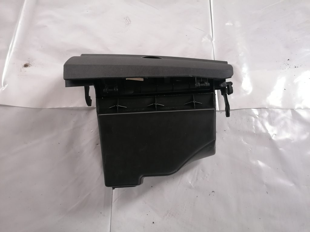 Mantu glabāšanas nodalījums pasažiera pusē priekš CITROEN C4 2006 1 Mantu glabāšanas nodalījums pasažiera pusē priekš CITROEN C4 2006