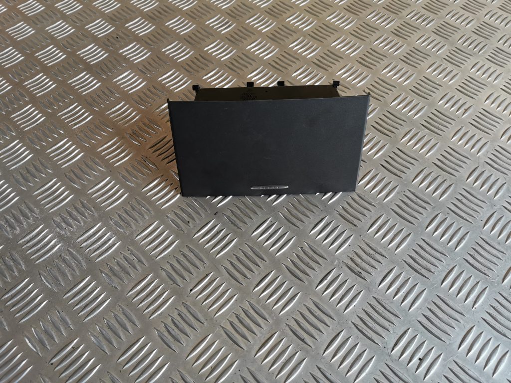 Centrālās konsoles nodalījums priekš VW PHAETON 2005 1 Centrālās konsoles nodalījums priekš VW PHAETON 2005