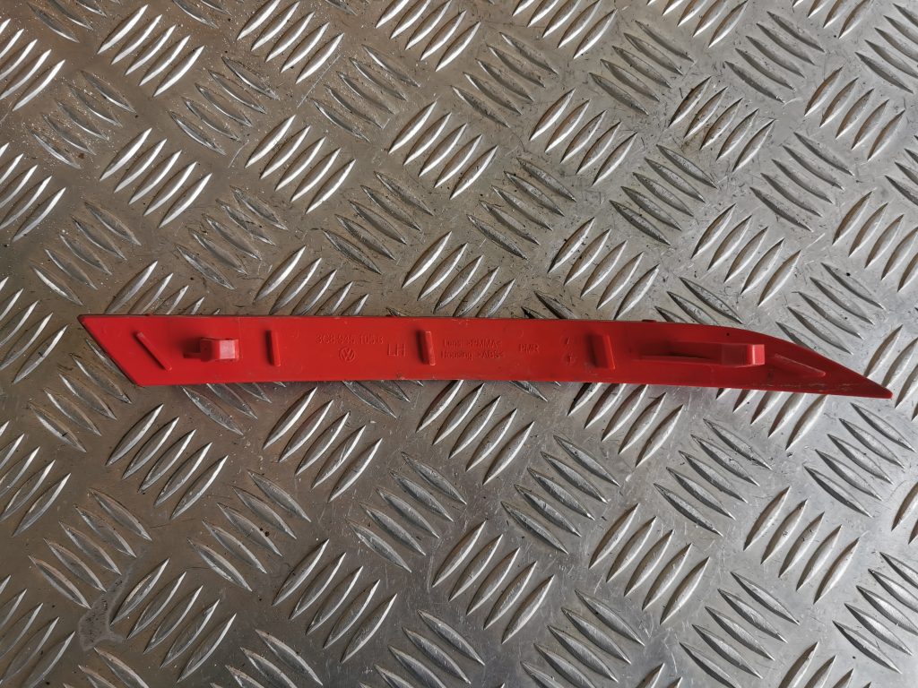 Aizmugurējais atstarotājs priekš VW PASSAT CC 2009 2 Aizmugurējais atstarotājs priekš VW PASSAT CC 2009