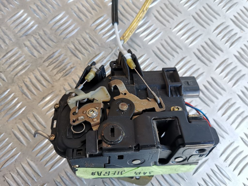 Aizmugurējo kreiso durvju slēdzene priekš AUDI A6 1998 5 Aizmugurējo kreiso durvju slēdzene priekš AUDI A6 1998