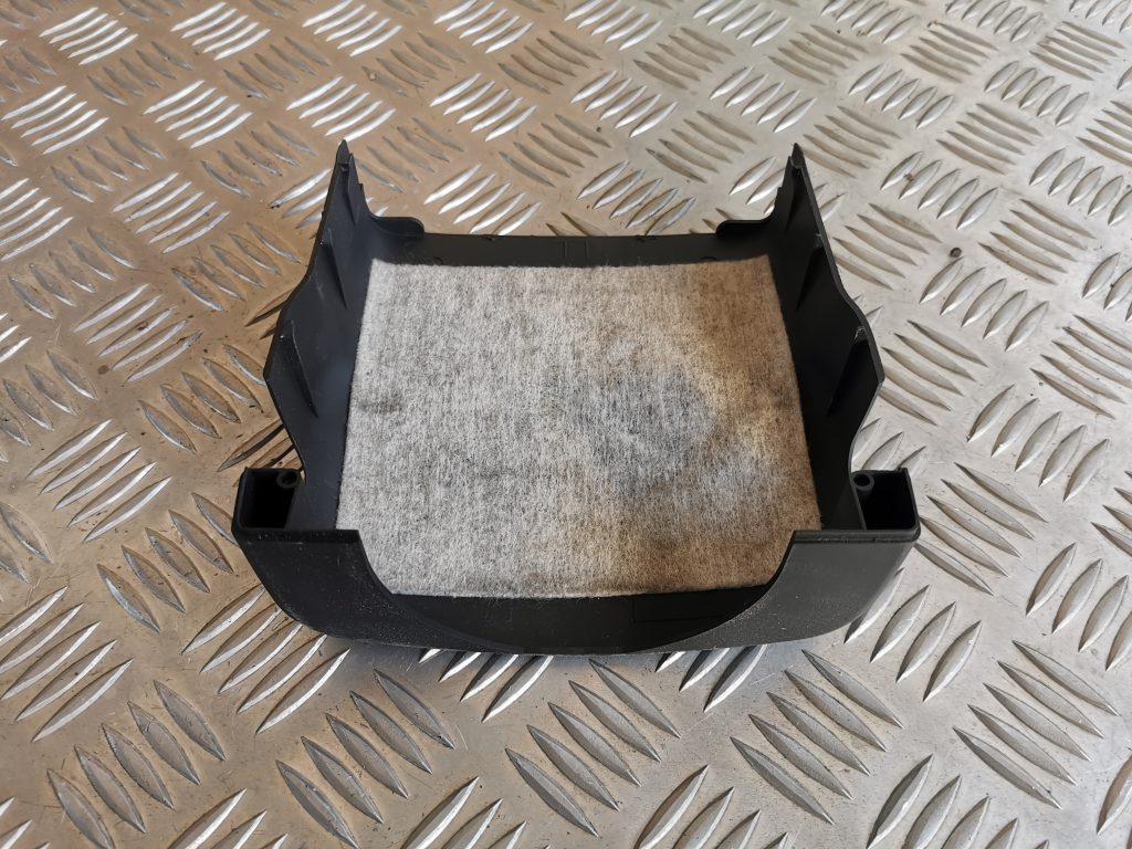 Stūres statnes putekļu aizsargs (salonā) priekš AUDI A6 1998 2 Stūres statnes putekļu aizsargs (salonā) priekš AUDI A6 1998