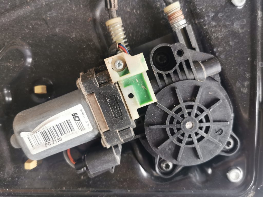 Stikla pacelšanas mehānisma panele priekš LAND ROVER FREELANDER 2007 4 Stikla pacelšanas mehānisma panele priekš LAND ROVER FREELANDER 2007