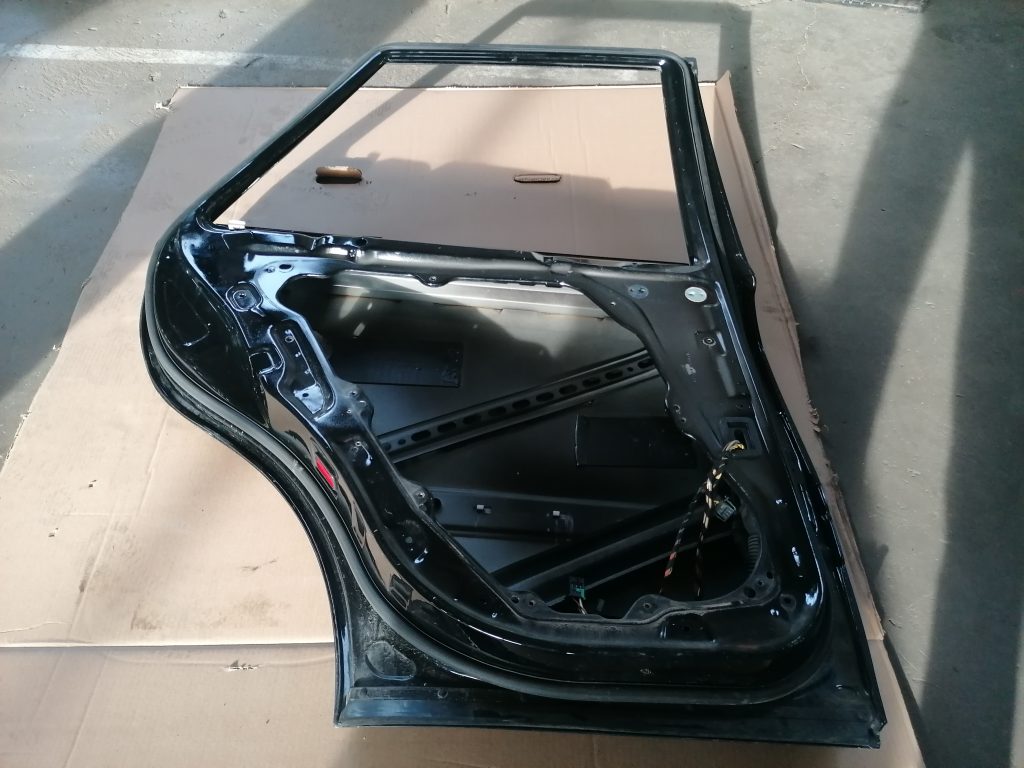 Aizmugurējās kreisās durvis priekš MERCEDES BENZ ML320 2005 BLACK 5 Aizmugurējās kreisās durvis priekš MERCEDES BENZ ML320 2005 BLACK