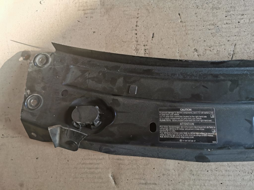 Priekšējā radiatora rāmja augšēja daļa priekš MERCEDES BENZ ML320 2005 BLACK 5 Priekšējā radiatora rāmja augšēja daļa priekš MERCEDES BENZ ML320 2005 BLACK