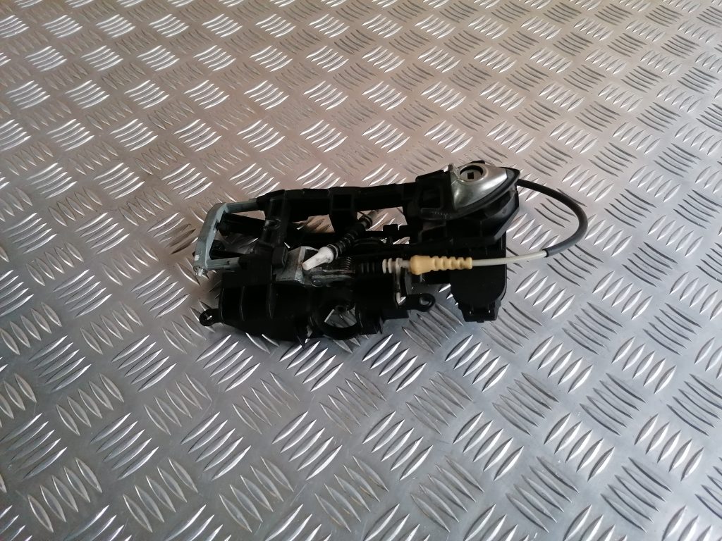 Durvju roktura iekšējais stiprinājums priekš BMW 520D F11 2011 TOURING 1 Durvju roktura iekšējais stiprinājums priekš BMW 520D F11 2011 TOURING