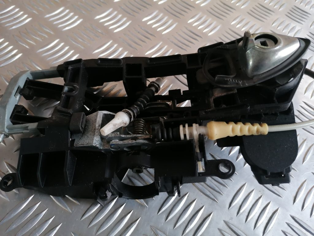 Durvju roktura iekšējais stiprinājums priekš BMW 520D F11 2011 TOURING 3 Durvju roktura iekšējais stiprinājums priekš BMW 520D F11 2011 TOURING