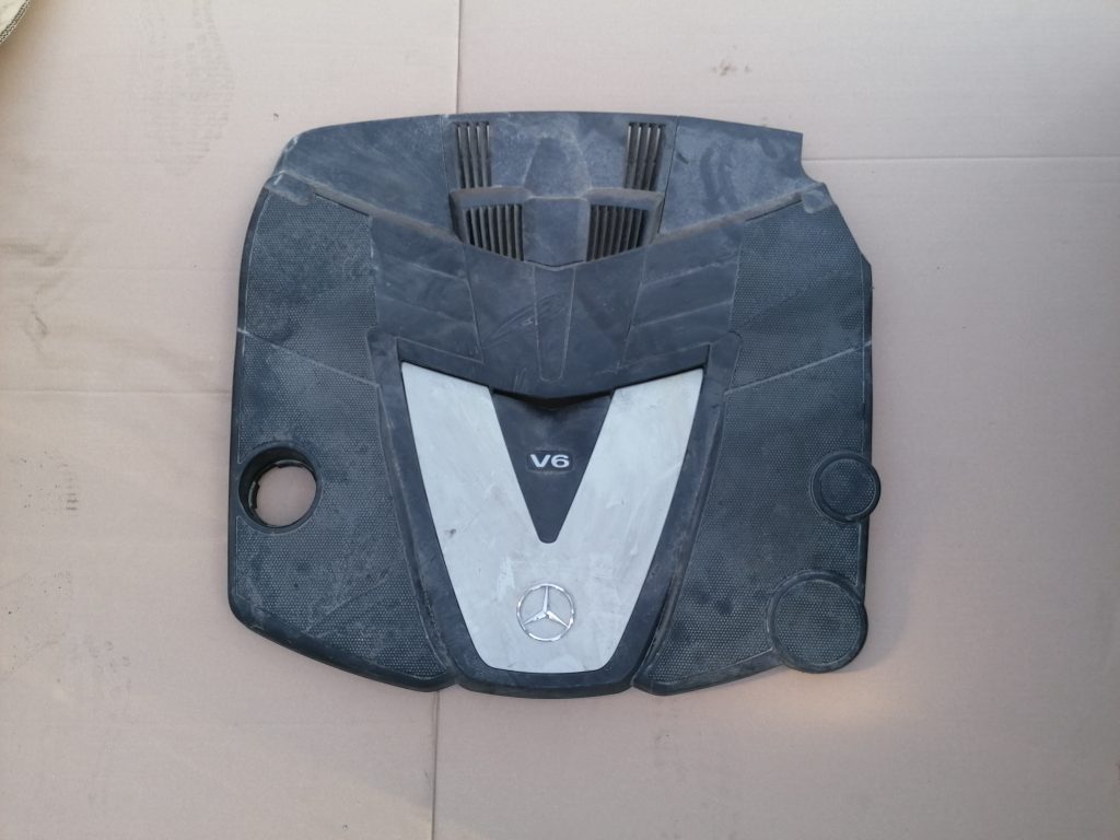 Dzinēja dekoratīvais vāks priekš MERCEDES BENZ CLS 320 2005 1 Dzinēja dekoratīvais vāks priekš MERCEDES BENZ CLS 320 2005