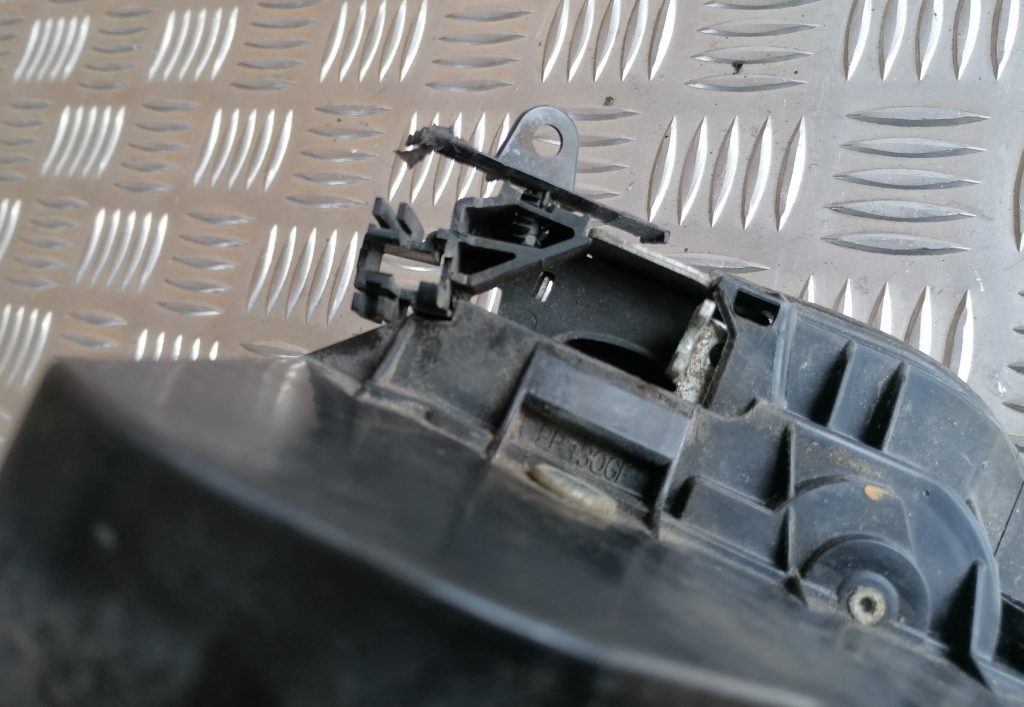 Aizmugurējo labo durvju slēdzene priekš BMW 1 E87 2009 WHITE 4 Aizmugurējo labo durvju slēdzene priekš BMW 1 E87 2009 WHITE