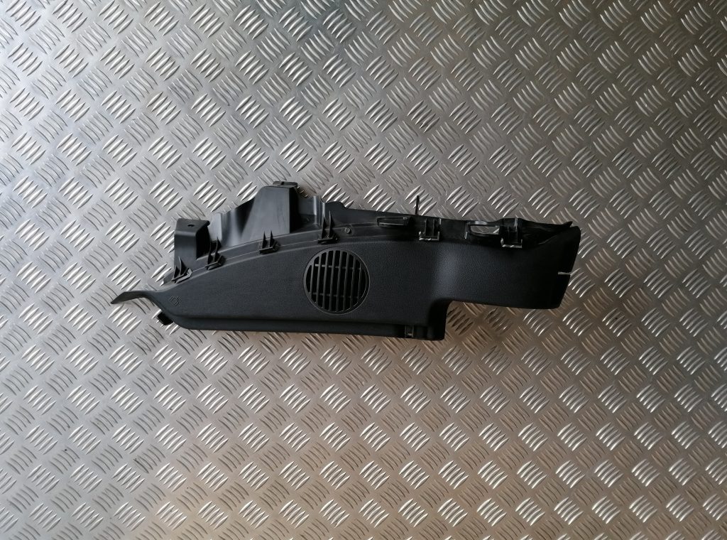 Bagāžnieka žalūziju sliedes priekš BMW 1 E87 2009 WHITE 1 Bagāžnieka žalūziju sliedes priekš BMW 1 E87 2009 WHITE