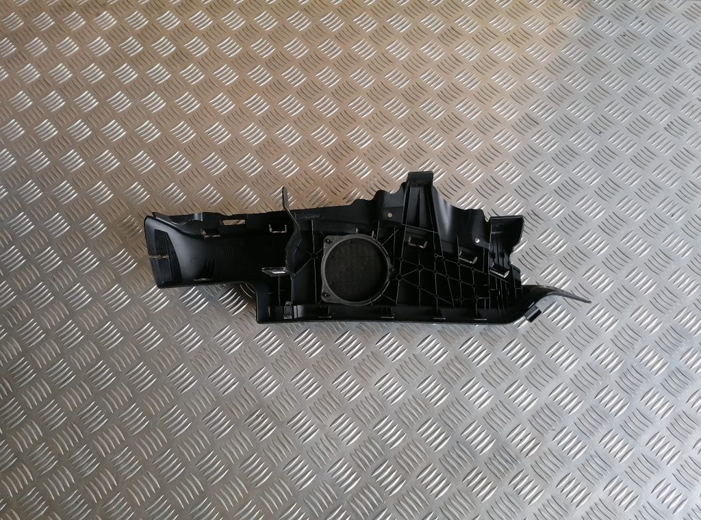 Bagāžnieka žalūziju sliedes priekš BMW 1 E87 2009 WHITE 2 Bagāžnieka žalūziju sliedes priekš BMW 1 E87 2009 WHITE