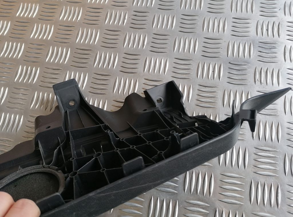 Bagāžnieka žalūziju sliedes priekš BMW 1 E87 2009 WHITE 4 Bagāžnieka žalūziju sliedes priekš BMW 1 E87 2009 WHITE