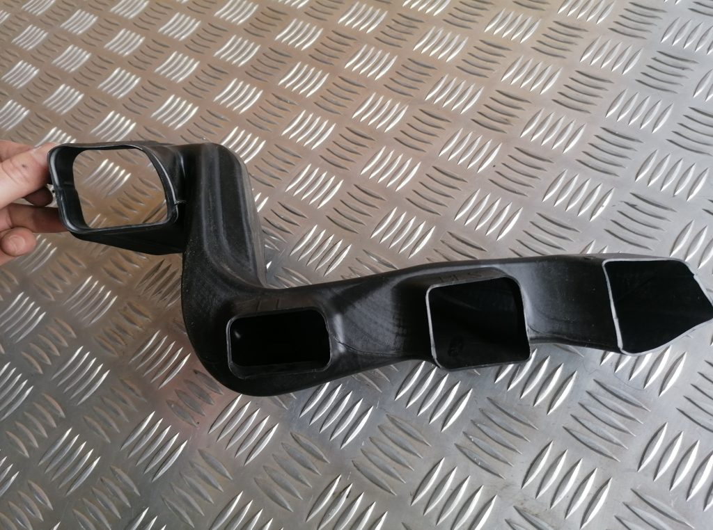 Salona gaisa vads priekš BMW 1 E87 2009 WHITE 3 Salona gaisa vads priekš BMW 1 E87 2009 WHITE