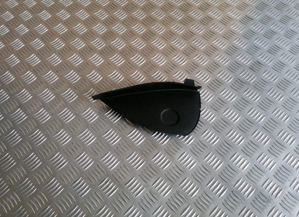 Mērinstrumentu paneļa sānu apdare priekš BMW 1 E87 2009 WHITE 1 Mērinstrumentu paneļa sānu apdare priekš BMW 1 E87 2009 WHITE