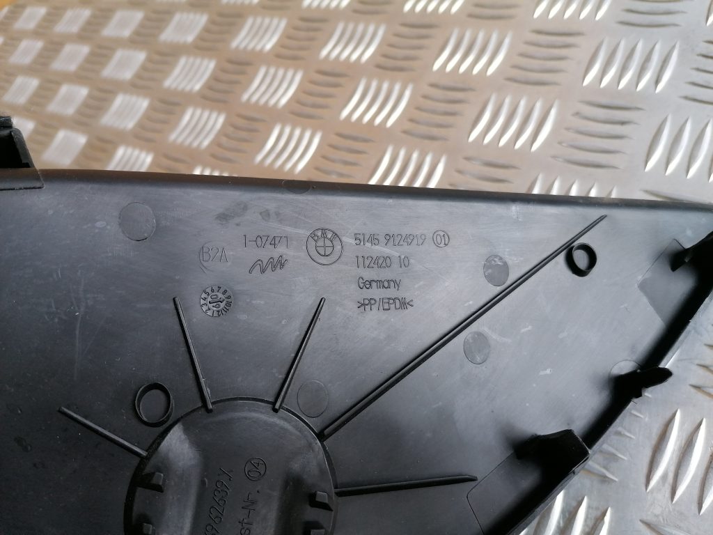 Mērinstrumentu paneļa sānu apdare priekš BMW 1 E87 2009 WHITE 3 Mērinstrumentu paneļa sānu apdare priekš BMW 1 E87 2009 WHITE