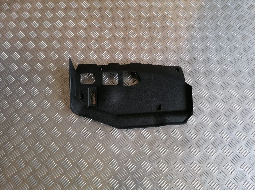 Mērinstrumentu paneļa apakšēja apdare priekš BMW 1 E87 2009 WHITE 1 Mērinstrumentu paneļa apakšēja apdare priekš BMW 1 E87 2009 WHITE