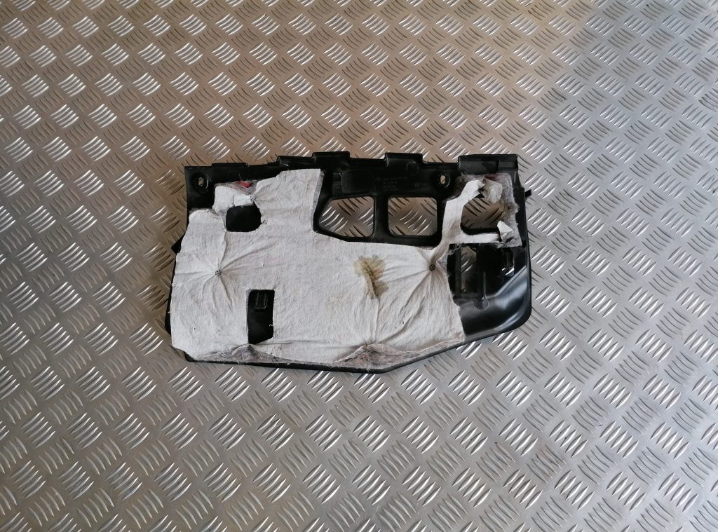 Mērinstrumentu paneļa apakšēja apdare priekš BMW 1 E87 2009 WHITE 2 Mērinstrumentu paneļa apakšēja apdare priekš BMW 1 E87 2009 WHITE