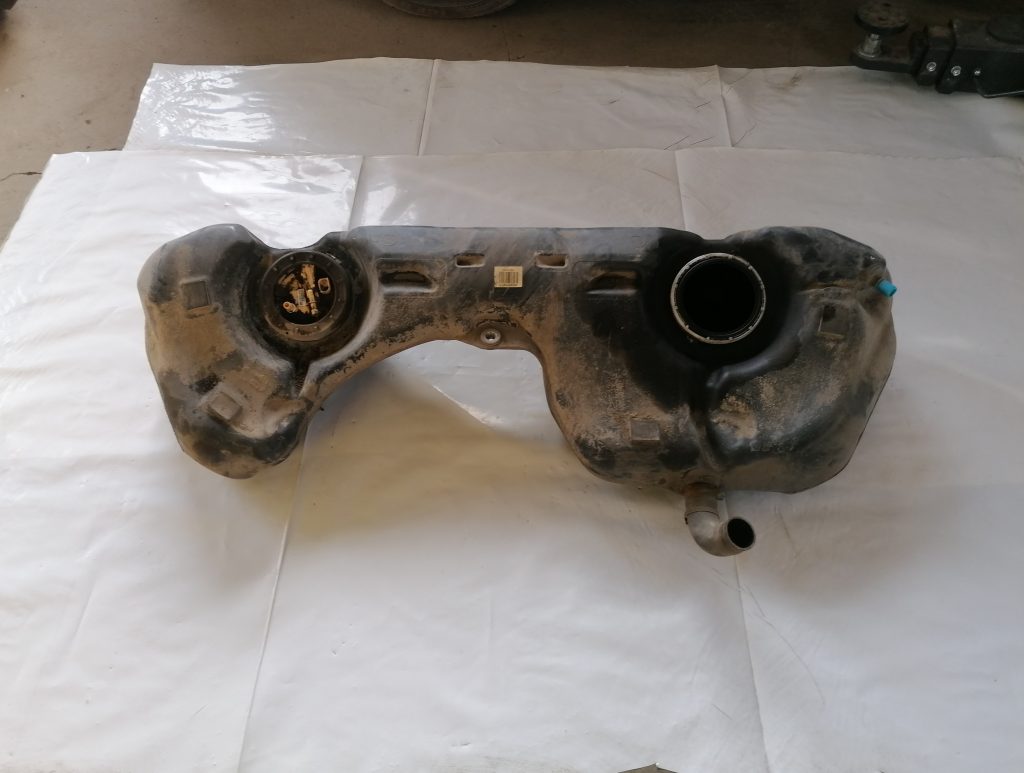 Degvielas tvertne priekš BMW 1 E87 2009 WHITE 1 Degvielas tvertne priekš BMW 1 E87 2009 WHITE