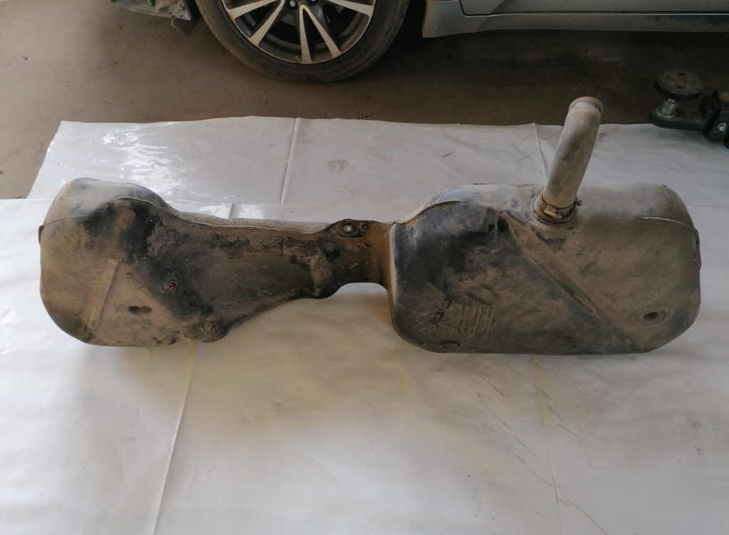 Degvielas tvertne priekš BMW 1 E87 2009 WHITE 2 Degvielas tvertne priekš BMW 1 E87 2009 WHITE