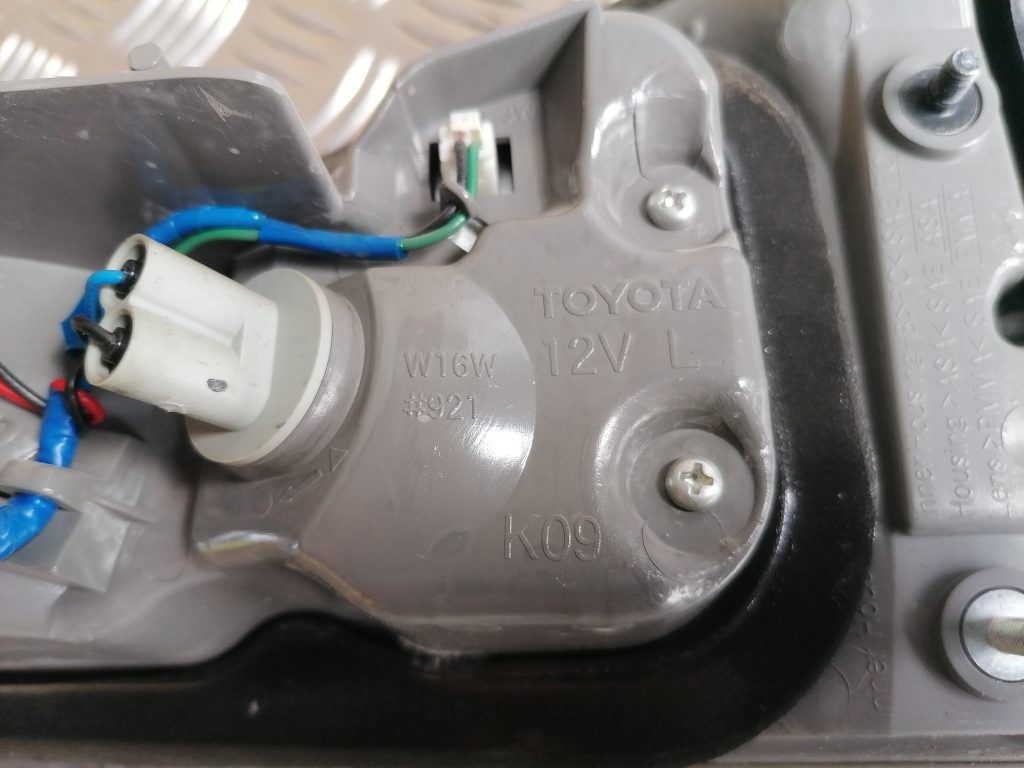 Bagāžnieka vāka kreisais lukturis priekš LEXUS IS250 2007 4 Bagāžnieka vāka kreisais lukturis priekš LEXUS IS250 2007