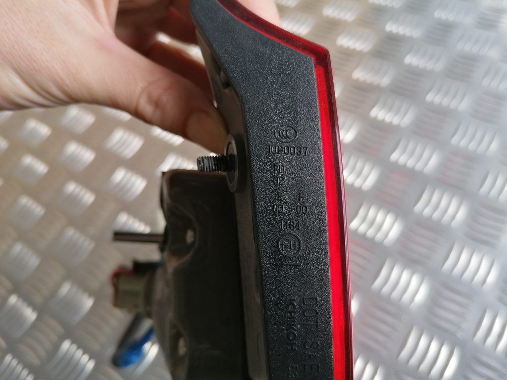 Bagāžnieka vāka kreisais lukturis priekš LEXUS IS250 2007 8 Bagāžnieka vāka kreisais lukturis priekš LEXUS IS250 2007