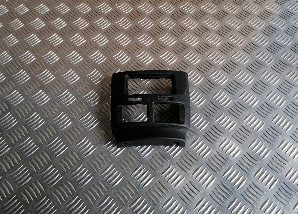 Centrālās konsoles (apdares) aizmugurēja daļa priekš LEXUS IS250 2007 1 Centrālās konsoles (apdares) aizmugurēja daļa priekš LEXUS IS250 2007