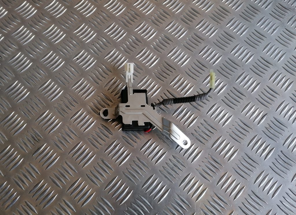 Antenas pastiprinātāja bloks priekš LEXUS IS250 2007 3 Antenas pastiprinātāja bloks priekš LEXUS IS250 2007